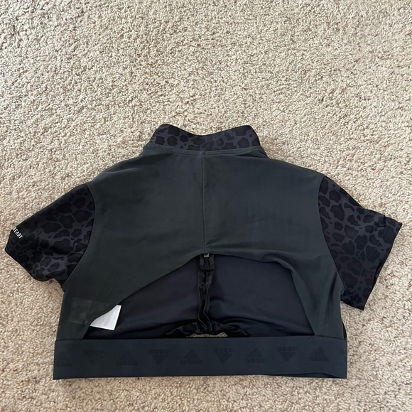 This light weight crop top is the perfect addition to your workout wardrobe! - Picture 2 of 4